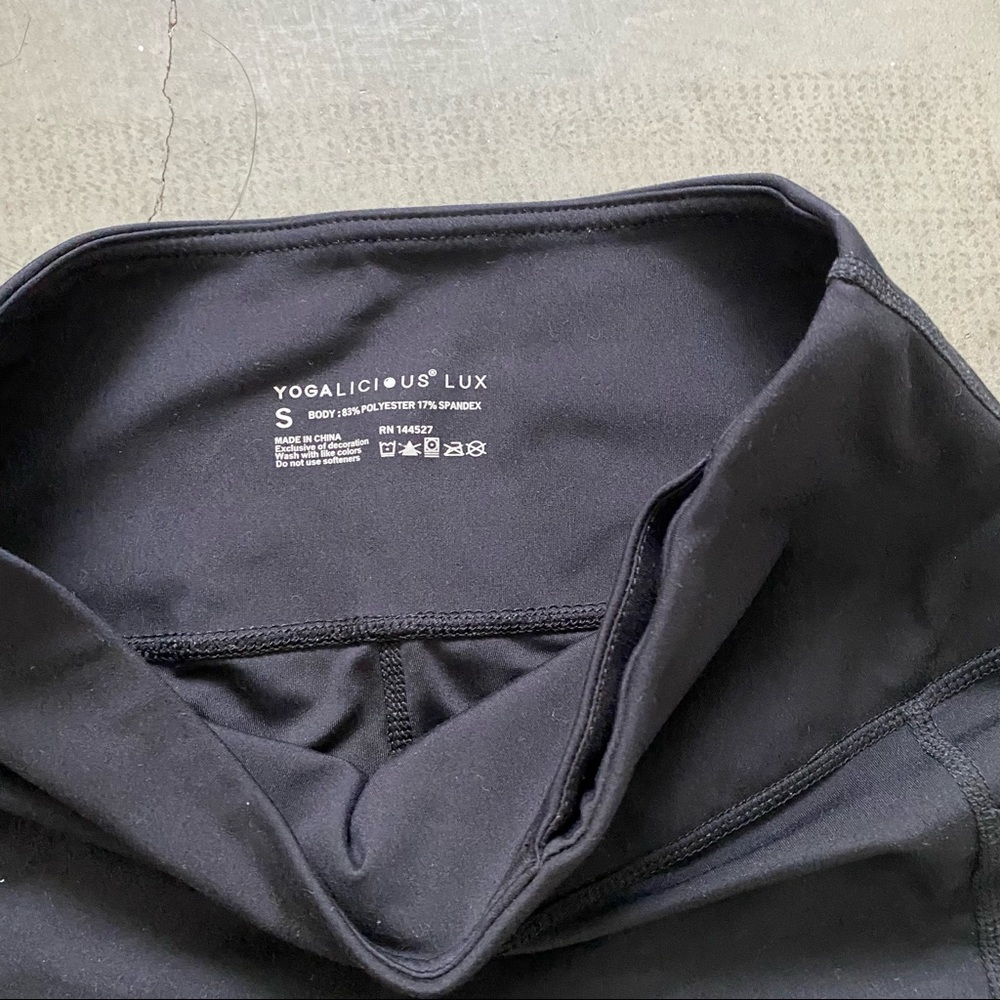 Black yogalicious biker shorts with pockets size small - Picture 2 of 4